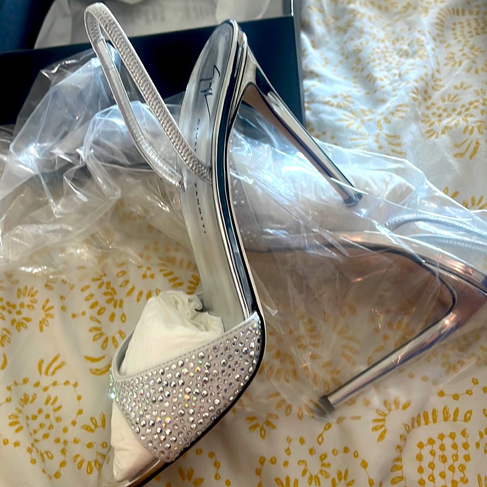 I selling a beautiful heels